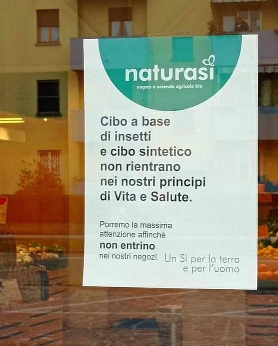 Viva #Naturasì! D’ora in avanti bisognerebbe fare la spesa solo da chi espone questo avviso.