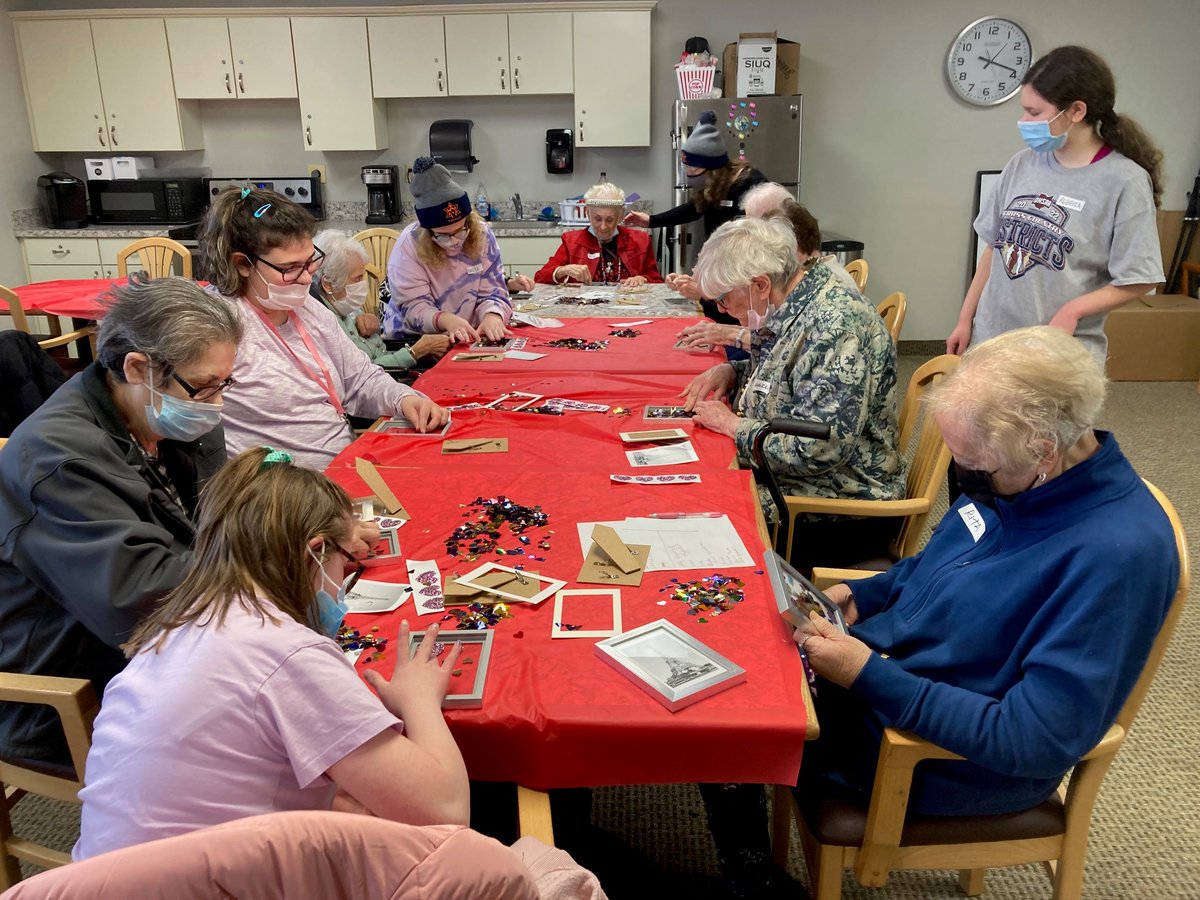 After a short break for the holidays, we were excited to resume our wonderful intergenerational program with @FCofCleveland! 🤗

#FriendshipCircleCLE #FriendshipCircle #IntergenerationalProgram #SeniorLivingCommunity #SeniorLiving #MenorahPark #ExcellenceInCaring