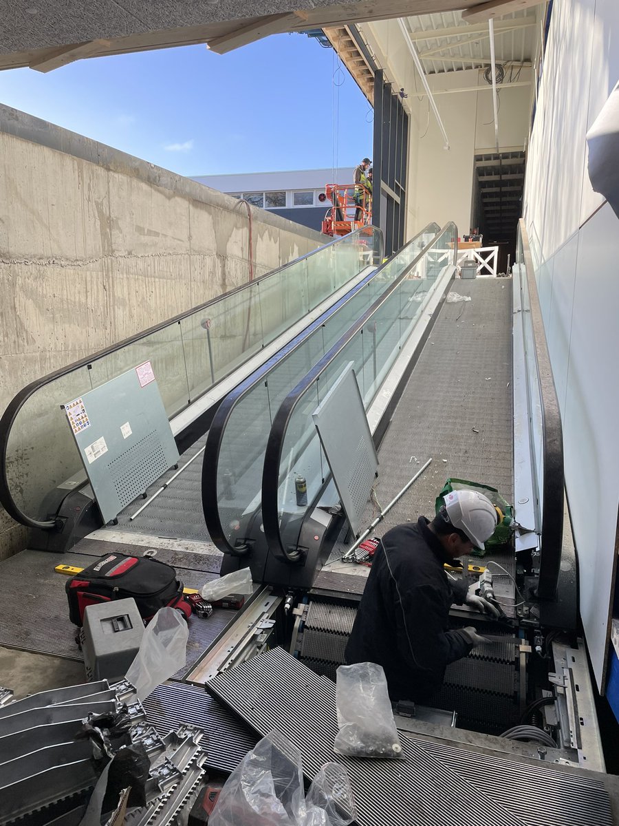 christian_velde's tweet image. Vandaag de 1e vloeren gelegd in Krabbendijke, altijd een mooi werk. Daarna even wezen kijken in Middelburg, hier gaan we richting de oplevering werken van de nieuwe Aldi💪 @VenVBouw #mooiwerk #bouwen #gemotiveerdecollegas