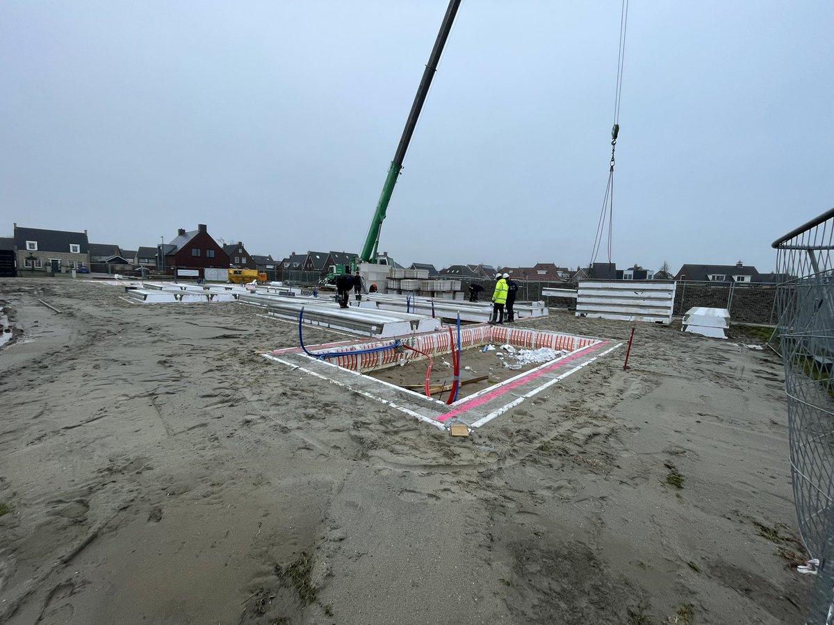 christian_velde's tweet image. Vandaag de 1e vloeren gelegd in Krabbendijke, altijd een mooi werk. Daarna even wezen kijken in Middelburg, hier gaan we richting de oplevering werken van de nieuwe Aldi💪 @VenVBouw #mooiwerk #bouwen #gemotiveerdecollegas