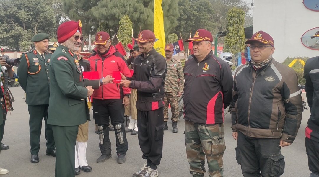 pruthaaa_patel's tweet photo. #75yearsofNCC
The #NCCJawaYezdiMCRally completed its 1300kms long journey reaching Delhi and was flagged in by Lt Gen Gurbirpal Singh, DG NCC. Ab DILLI pohch gae!
@HQ_DG_NCC
@DefencePRO_Guj
@CMOGuj
@GovernorofGuj
@ArvindKapoorTYG
@NCC_Dte_Gujarat
@jawamotorcycles
@yezdiforever https://t.co/5RKWg6mIcC