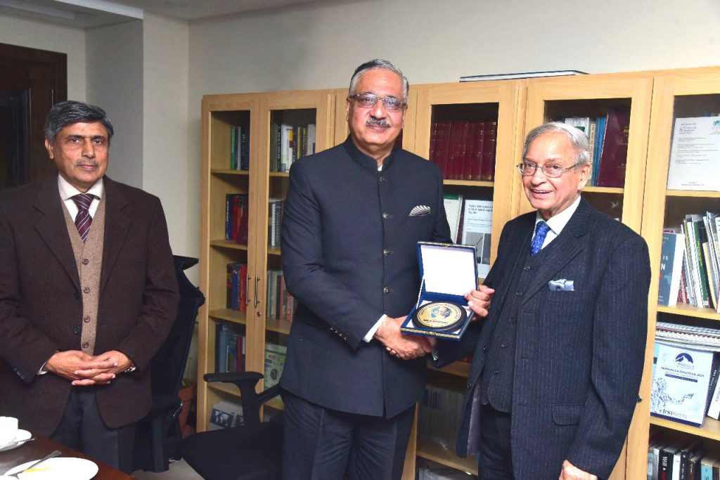 Indepth discussion by Former Joint Chiefs of Staff Gen (R) Zubair Mahmood Hayat on The Evolving Operational Environment in South Asia & Imperatives of #StrategicCommunications at @CISS_Islamabad it makes me glad how young scholars hve access to real time policymakers in the field