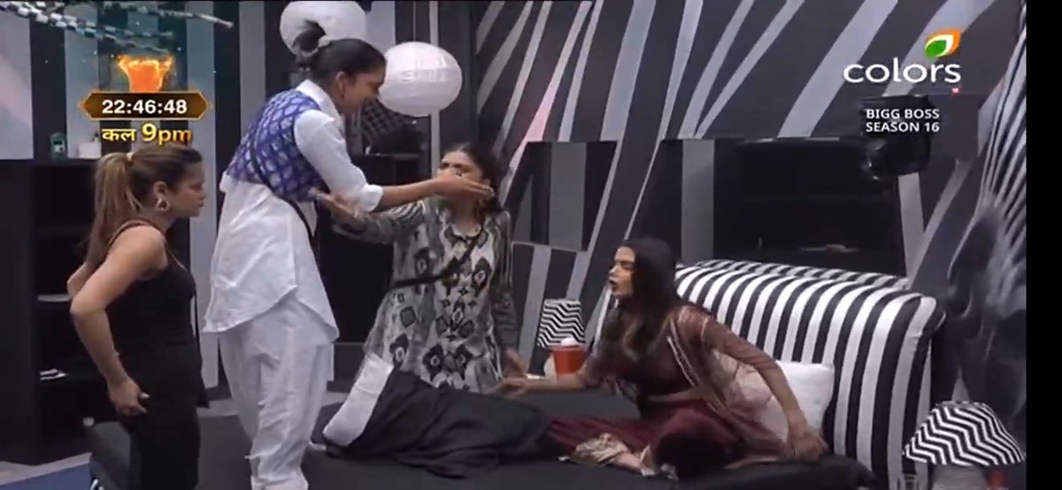 StarkMasud's tweet photo. PCC was talking to Archana but what happened to them?
Only PCC get involved in others mudda🤣🤣
#PriyankaChaharChoudhury #ArchanaGautam #NimritKaurAhluwalia #SumbulTouqeerKhan #BB16LiveFeeds #bb16 #biggboss16 @colorstv @beingsalmankhan https://t.co/qLDH4eq07F