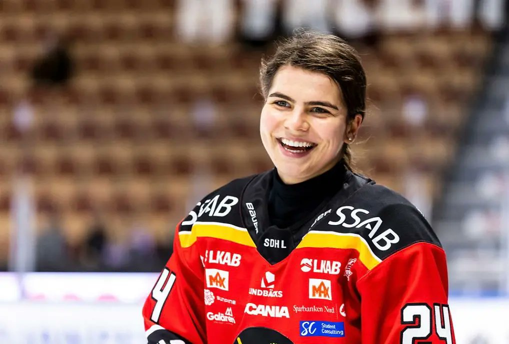 SwissHockeyGirl's tweet photo. #SWHLRumours - as reported from @leksands_if player @noemi_ryhner plans to leave for new @official_EVZ female team. https://t.co/PqdGb7fweI