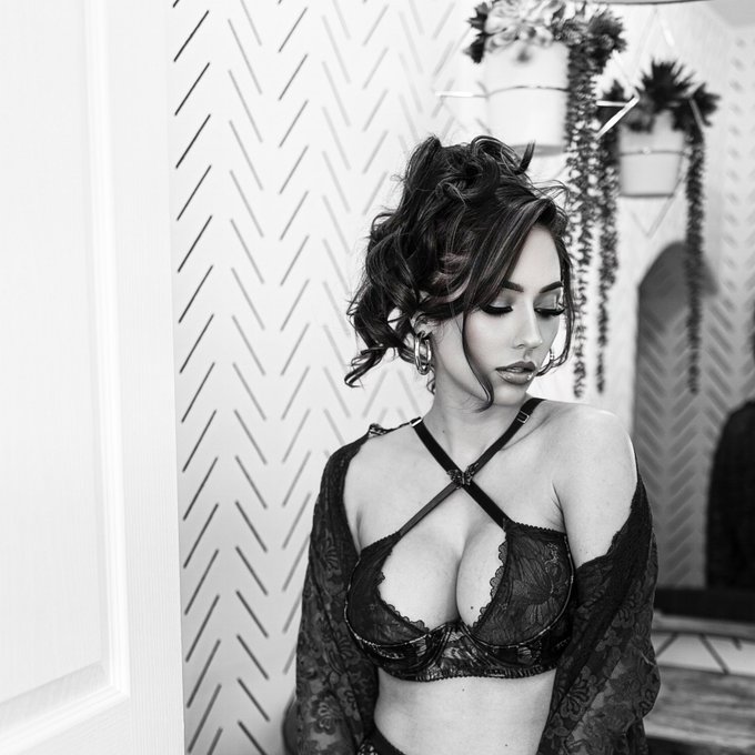 Do you like the decor? I designed it myself and hand painted all these tiny lines on the walls 🫠 Probably<a href="/tag/libraseason"class="tags"><span>#libraseason</span></a>