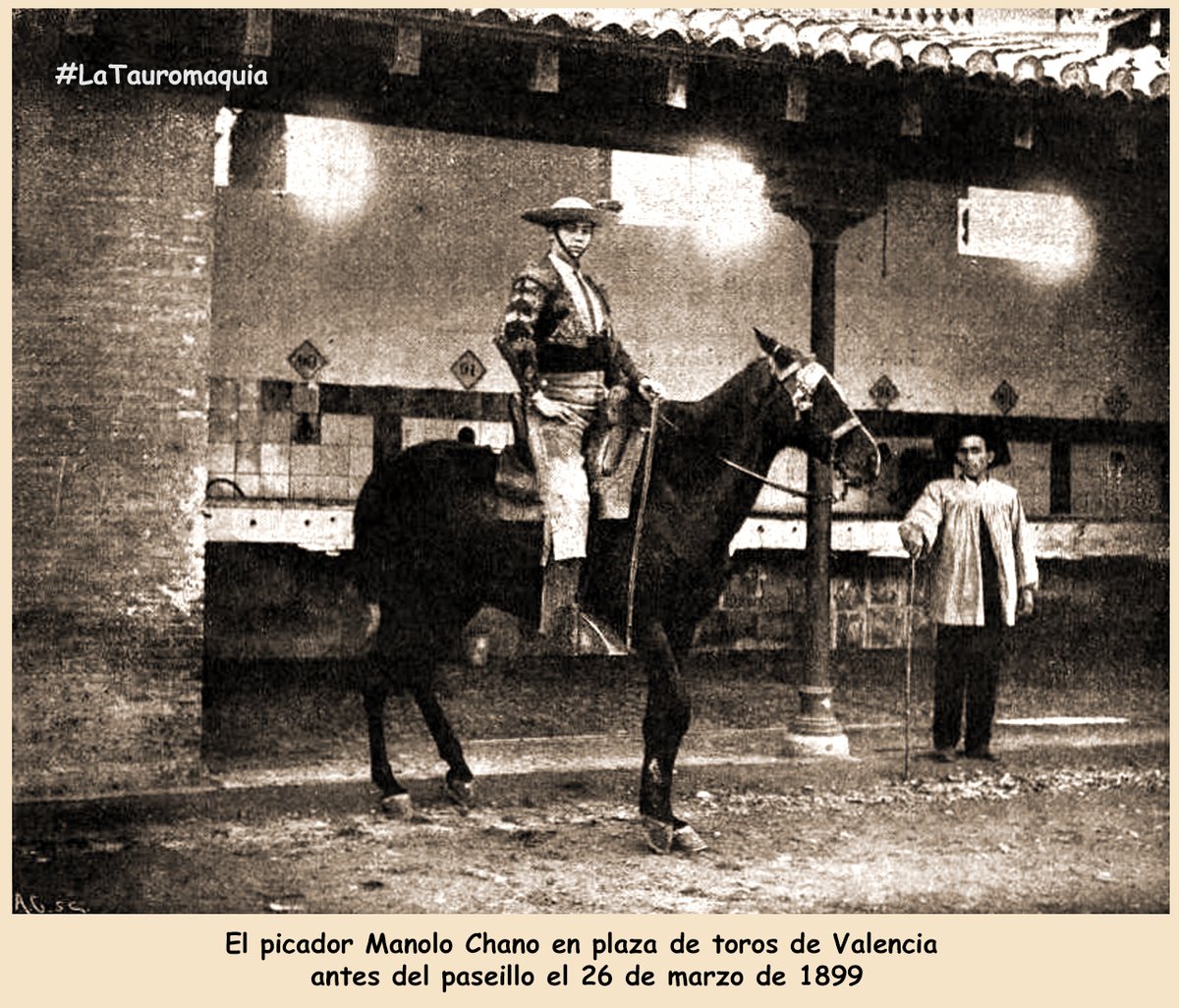 MartinAgueroE's tweet photo. #LaTauromaquia 1899: El picador Manolo Chano en la plaza de toros de Valencia, antes del paseíllo de cuadrillas, el 26 de marzo de 1899. https://t.co/vgHcNDLW02