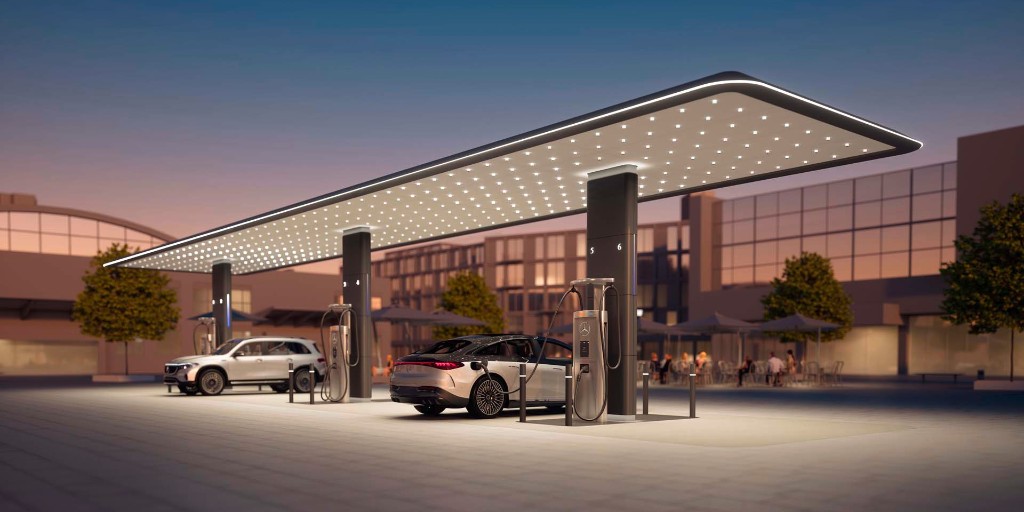 JimTrainorAuto's tweet photo. Automotive company @MercedesBenzUSA is planning their own #EV fast-charging network. Their goal is to have it in place by the end of the decade in North America. Learn more from @SAEdelstein and @GreenCarReports:  https://t.co/GRjKn8gBRP. https://t.co/DUibsd8WmV