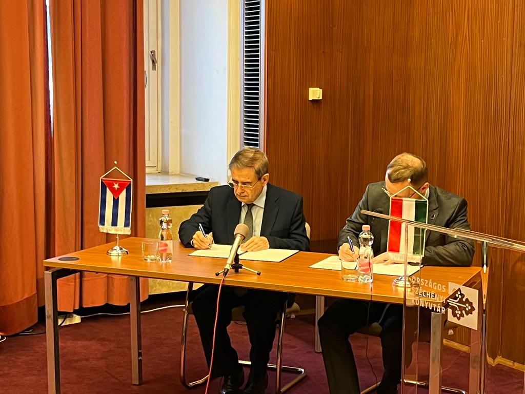 OmarValinoCedre's tweet image. En homenaje al 170 aniversario del natalicio de José Martí, se firmó hoy en Budapest un Acuerdo de Colaboración entre la @BiblioNacCuba y la Biblioteca Nacional de Hungría.
En nombre de la BNCJM lo hizo, e intervino, el embajador cubano @GuillermoVMCuba a quien mucho agradecemos.