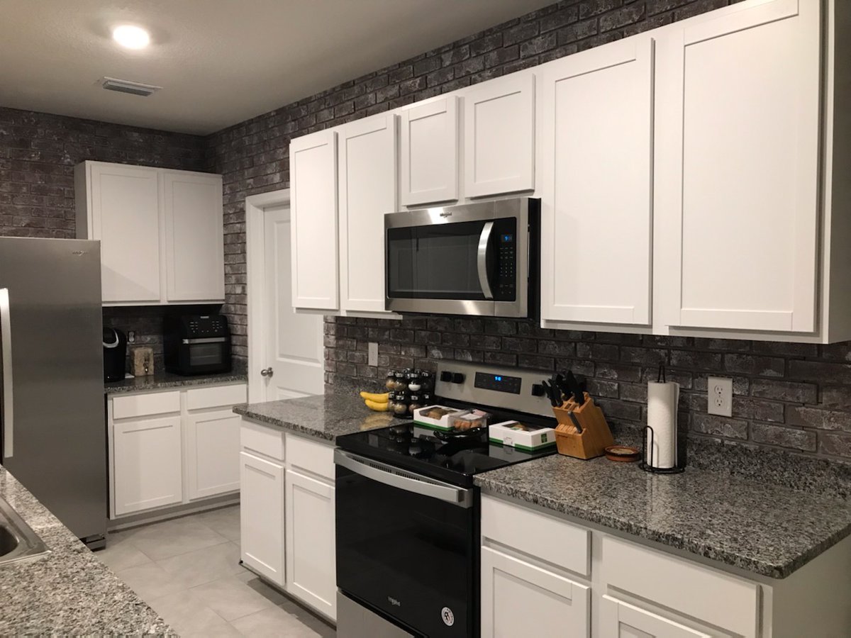 GenStoneDIY's tweet image. Our most popular kitchen project is this classic brick, and it's absolutely perfect! 😍

One of our customers is sure to turn heads with this faux brick project. The color goes so well with the kitchen.

#genstone #fauxbrick #kitchenproject #diykitchen #kitchenideas
