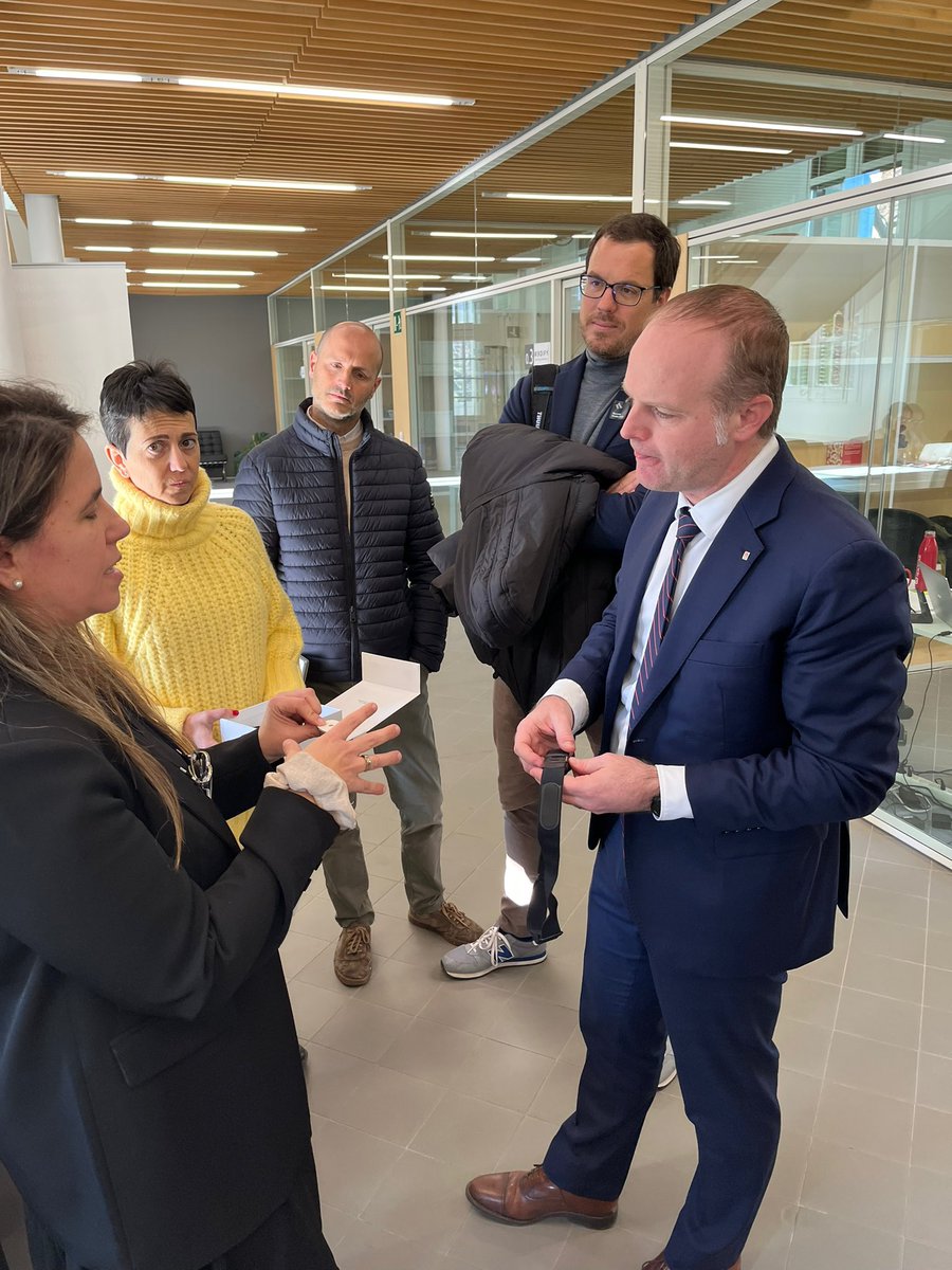 albertcaste's tweet photo. 🩺 Aquest migdia hem visitat amb en @jordiaguasca (@accio_cat) el @BCNHealthHub.

Ja amb 400 membres (entre start-ups, corporacions, hospitals i inversors) s’ha convertit en un fantàstic bressol a @santpaubcn d’iniciatives de salut digital, un sector cridat a créixer >15% anual! https://t.co/pwZ6Gmo7N3
