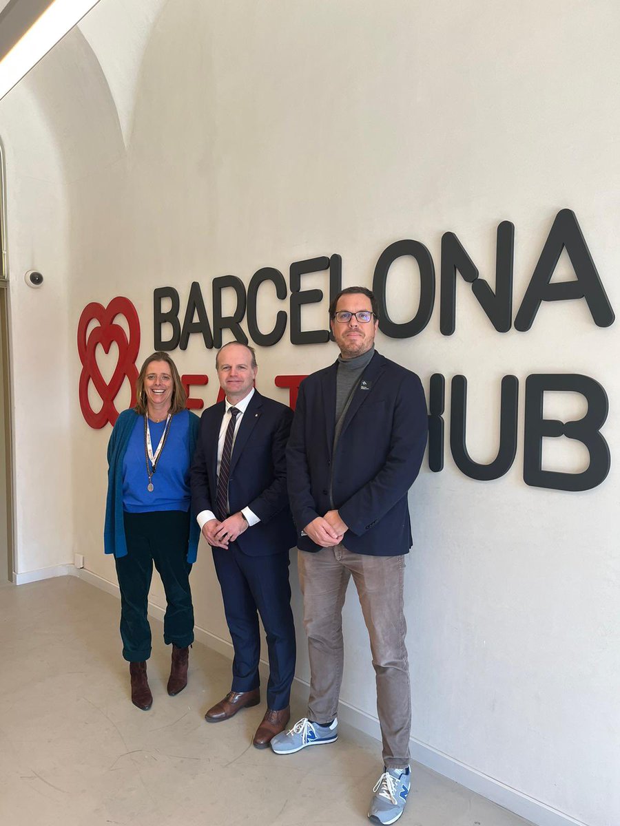 albertcaste's tweet photo. 🩺 Aquest migdia hem visitat amb en @jordiaguasca (@accio_cat) el @BCNHealthHub.

Ja amb 400 membres (entre start-ups, corporacions, hospitals i inversors) s’ha convertit en un fantàstic bressol a @santpaubcn d’iniciatives de salut digital, un sector cridat a créixer >15% anual! https://t.co/pwZ6Gmo7N3