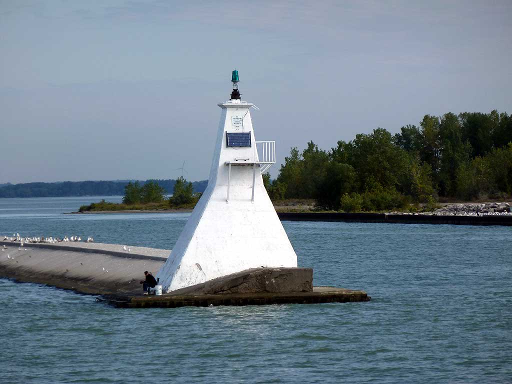 Every single lighthouse in North America, on an interactive map. lighthousefriends.com