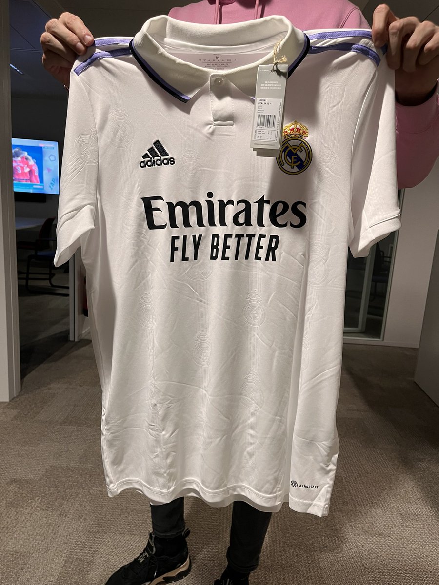 🎁 CADEAU 🎁

RT &amp; FOLLOW <a href="/lequipedusoir/">L'Équipe du soir</a> pour tenter de gagner le maillot domicile de cette saison du <a href="/realmadrid/">Real Madrid C.F.</a>

N’oubliez pas de choisir votre chroniqueur pour le quiz !

<a href="/DidierRoustan/">DidierRoustan</a> 
<a href="/hugoguillemet/">hugo</a> 
<a href="/PhilSANFOURCHE/">Sanfourche Philippe</a> 
<a href="/etiennemoatti/">Étienne Moatti</a> 
Melisande Gomez