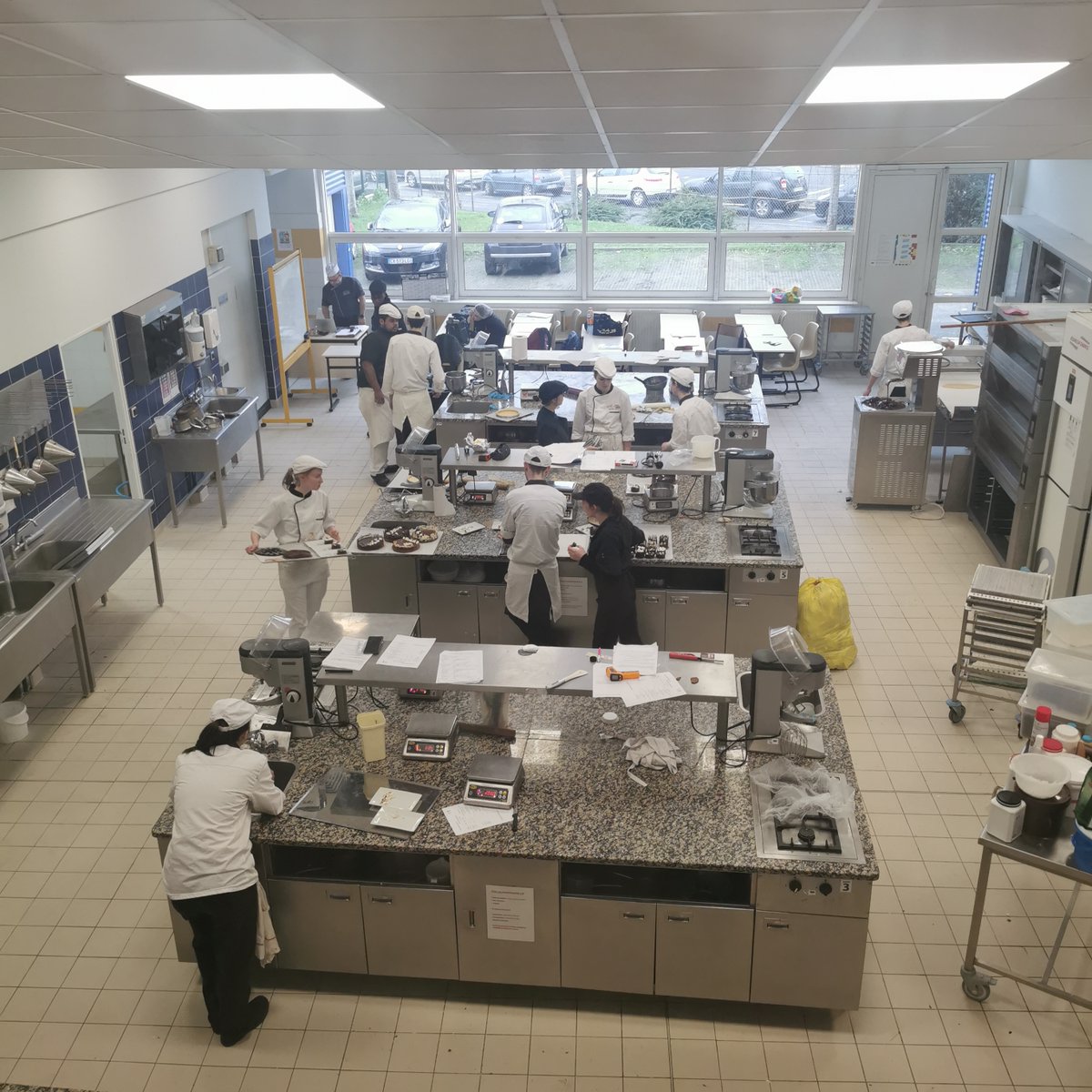 CMA_Normandie's tweet photo. Le #CFA de la #CMANormandie : un trio gagnant entre le chef d’entreprise, le formateur et l’apprenti 🤗 
A l’occasion de la #SAA, le président de la CMA Normandie, @CDore76, s’est rendu au campus #Cifac de Caen pour une visite complète du centre de formation  👇 https://t.co/cwsULv4e9N