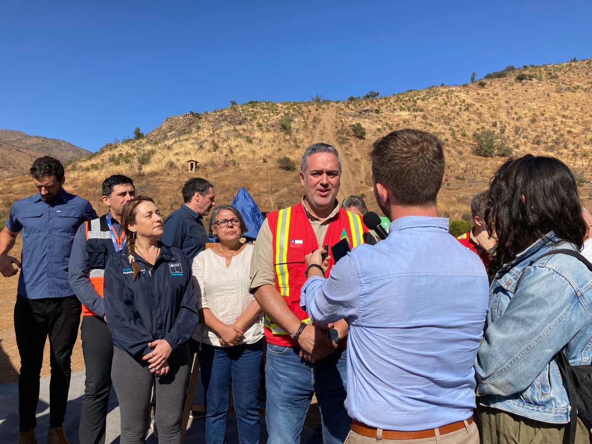 conaf_rm's tweet photo. 🔥🚫Inauguramos sistema pionero de detección de #IncendiosForestales #Firewatch en Santuario Quebrada de La Plata, que será operado por #CONAF RM @MinagriCL y que se hizo realidad gracias a la colaboración público-privada entre @agronomiauchile @uchile @MMAMetropolitan.🤝 https://t.co/ZRMQoDx2Io