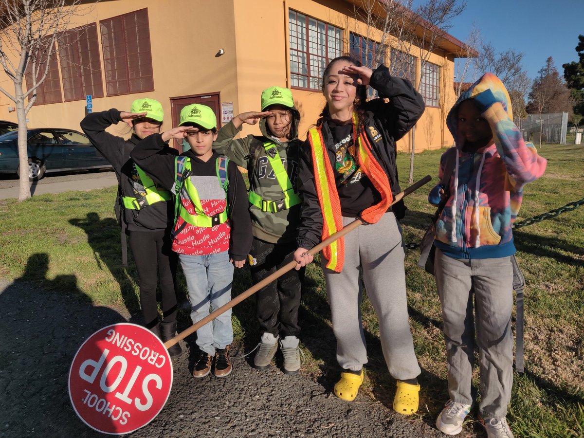 ParentsUniteOak's tweet photo. The Brookfield Lions' safety patrol is out on a beautiful morning keeping kids safe!#BrookfieldLions @OUSDNews #communityschoolswork https://t.co/vrsXaY6hGH