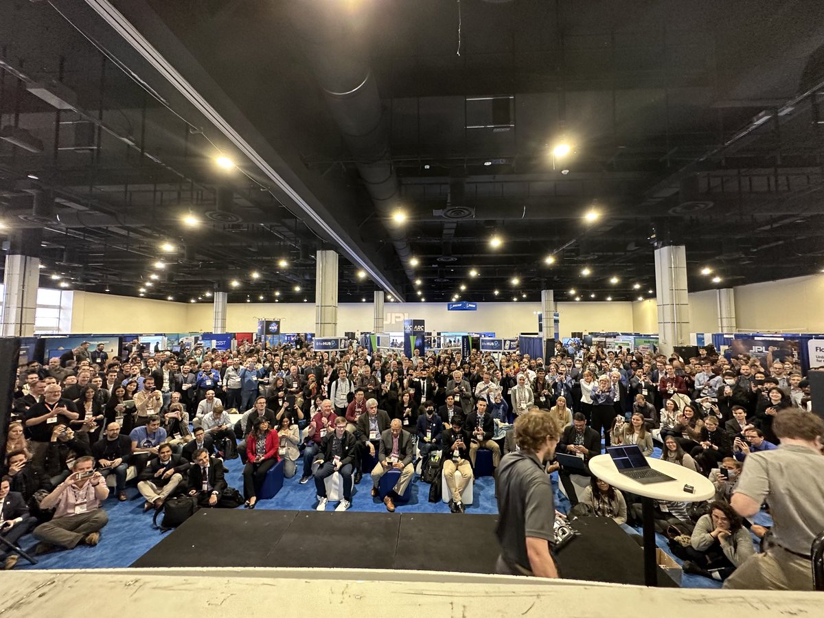 Cal Tech’s Leonardo robot draws a a crowd at AIAA SciTech!@aiaa #aiaa
