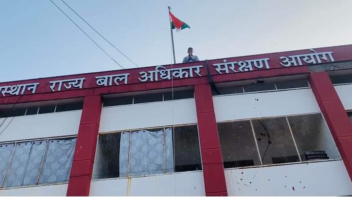 rscpcr's tweet image. गणतंत्र दिवस के शुभ अवसर बाल आयोग कार्यालय में माननीय अध्यक्ष श्रीमती संगीता बेनीवाल जी ने ध्वजारोहण किया ।
गणतंत्र दिवस की शुभकामनाएँ ।
@RajCMO
@SangeetaBeniwa3
@SangeetaGarg_ 
@shiv_naga 
@AkhilNSJaipur