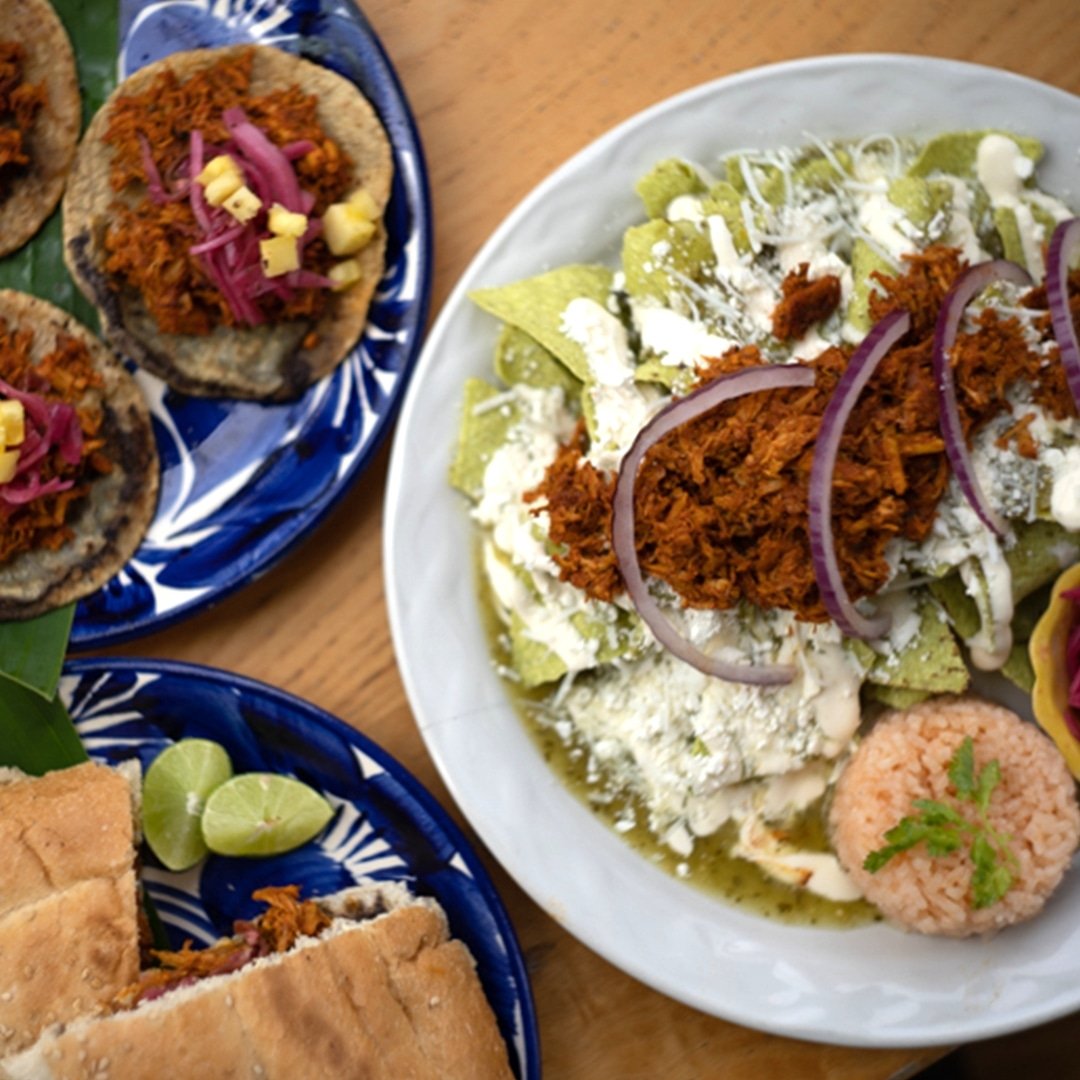 Ya sean panuchos, chilaquiles o en torta, la cochinita pibil de @habanero_pibil te va a enamorar🤩

#mrc #cochinitapibil #comidayucateca #gastronomíamexicana #panucho #chilaquiles #tortadecochinita #salbutes #sopadelima #rellenonegro #foodmarket #coyoacán #surcdmx