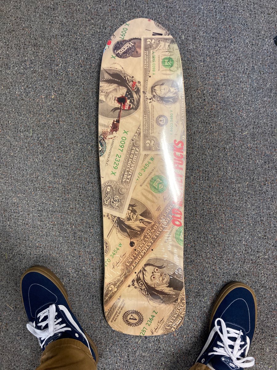 Fluffer4200's tweet image. It's an 
@OldMoneyNFT
 appreciation day.

Where misfits, skateboarders and punkrockers dont give a fuck and will ride it to the rug🛹

#Point2 #KissMyPiss