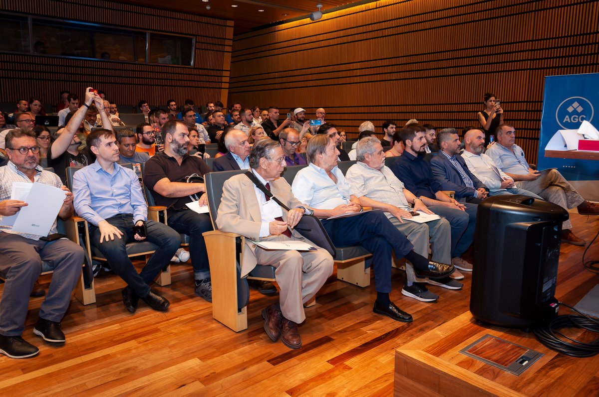 AGCArgentina's tweet photo. Presentamos el Observatorio del Trabajo Informático @observatorio_TI y su primer informe anual. Una  herramienta de información para los trabajadores del sector y un insumo para la elaboración de políticas estatales que tengan como único norte la soberanía del conocimiento 🇦🇷 https://t.co/C2UelNbP1q
