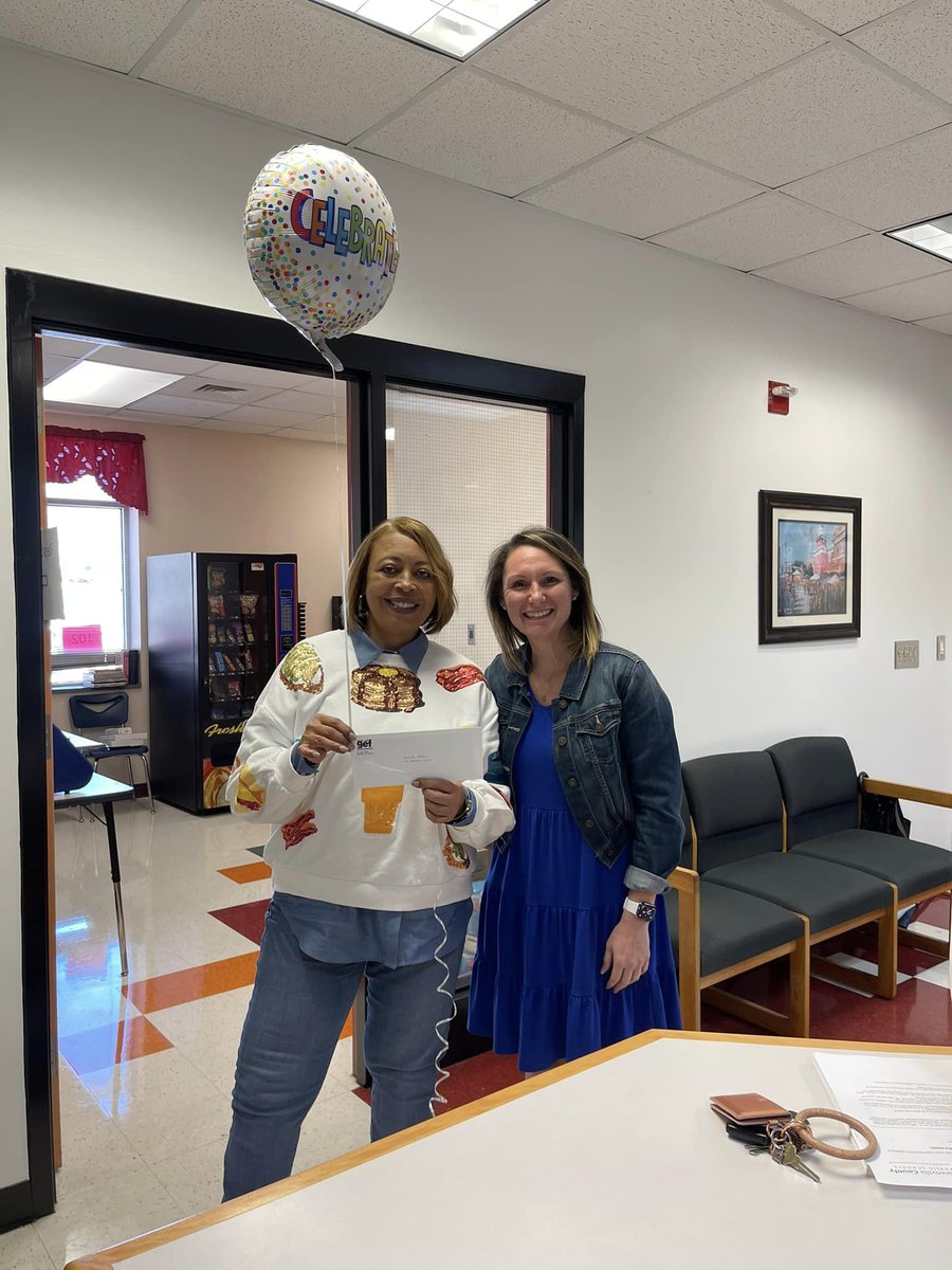 GranAcademyNC's tweet photo. 🤗Thank you🤗 @GranvilleEdFoundation for awarding #GranvilleAcademy's Mrs. Young a grant for 3D biology models to help #GAPirates engage with biology concepts! #5STARAcademy #ThankfulThursday🎉Congrats, Mrs. Young & a special thanks to Ms. Parker for accepting on her behalf. 🎉 https://t.co/e0iux4YMtK