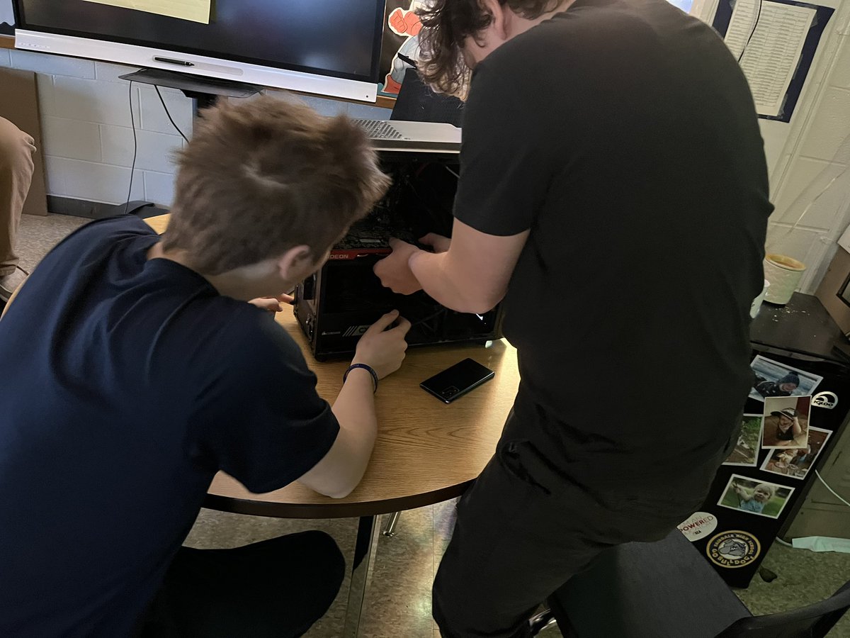 MrQuillen's tweet image. Every club day I have more and more students showing up for STLP. Word is getting around. It’s pretty incredible seeing so many different students excited for tech. 😍💻#jcpsdigin #fairdale4life @russhockenbury @JCPSDigIn @STLPKentucky