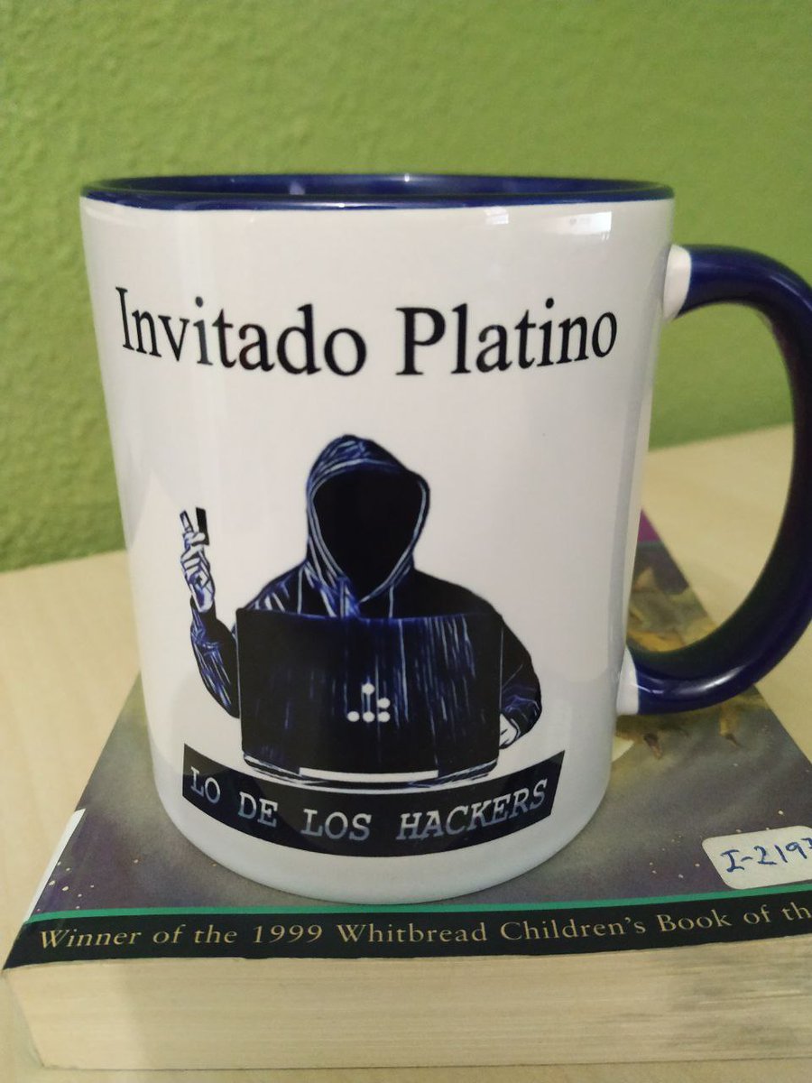hypnito's tweet photo. Eso digo yo, ¿que esta pasando? 😂😂😂@hackersumh se os quiere 😍😍😍gracias por el detallazo y permitirme estar en vuestro pedazo de programa y pasar un rato super ameno y divertido🦄🦄🦄 https://t.co/Qp1ODd2nUK