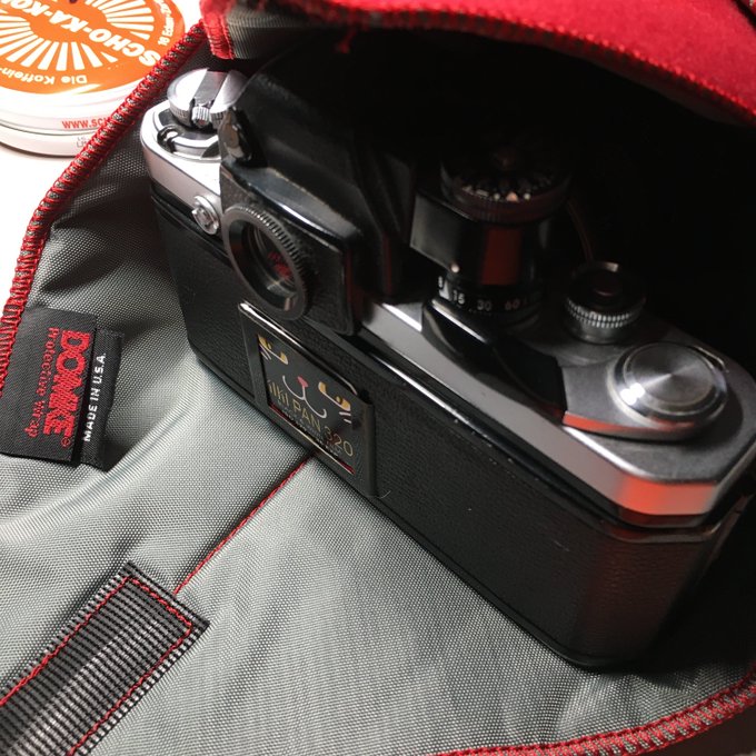 DOMKEのProtective Wrapが使い勝手が良くて好き
とりあえずこれで包んでればカメラ保護されるだろう的な日本の風呂敷を思わせるコンセプトがいいんじゃないかと 