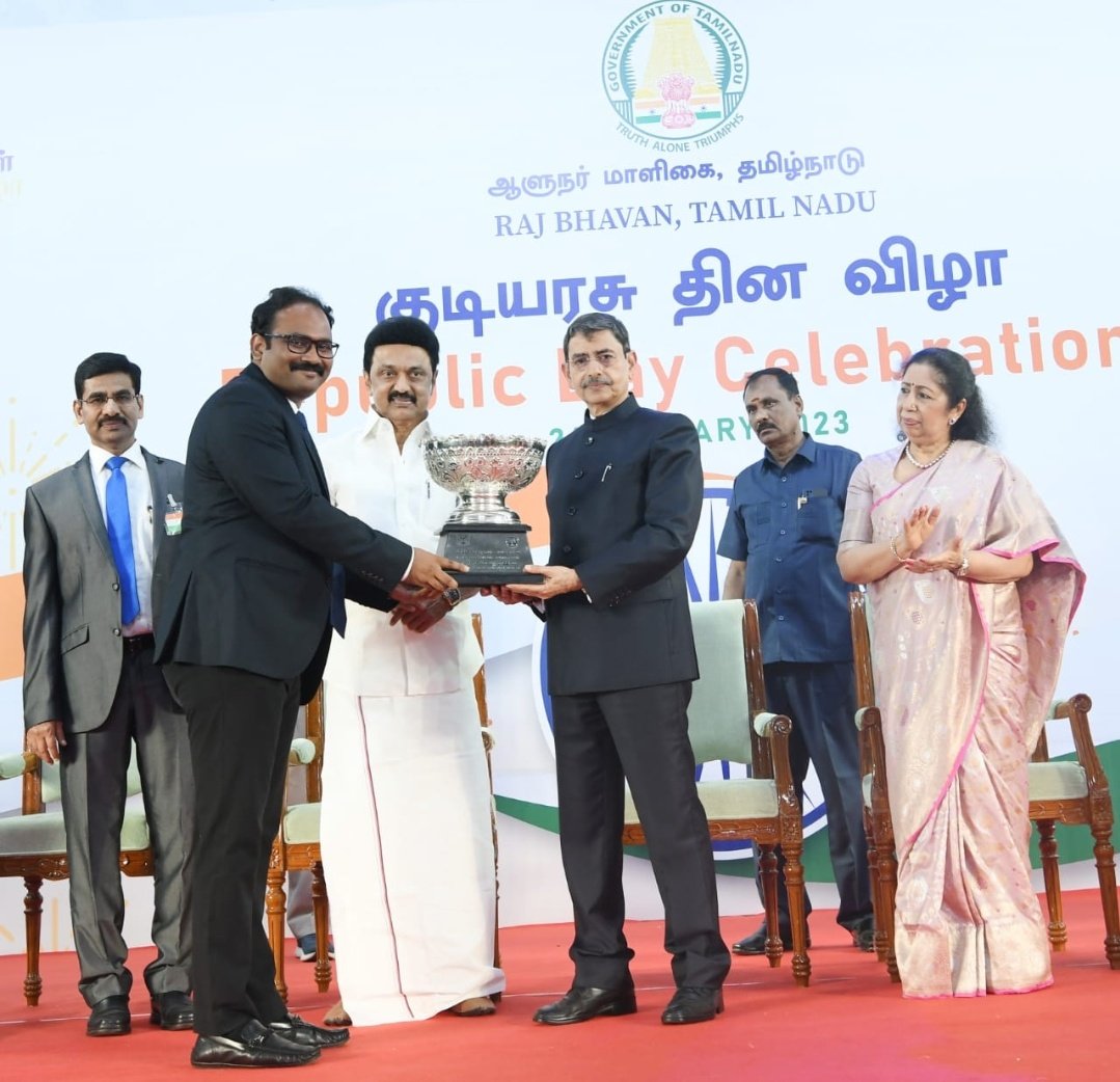 sevvapet's tweet photo. 74குடியரசு தினத்தை முன்னிட்டு மாண்புமிகு தமிழ்நாடு முதலமைச்சர் @mkstalin அவர்களிடம் நமது (திருவள்ளூர்)மாவட்ட ஆட்சியர் 
@albyjohnV அவர்கள் அதிக படைவீரர்கள் கொடிநாள��� நிதிதிரட்டிய திரட்டியதற்காக விருதுபெற்றார்.
மாவட்டஆட்சியர் அவர்களுக்கு செவ்வாப்பேட்டை ஊராட்சி சார்பாக வாழ்த்துக்கள். https://t.co/tapa9v5HAQ