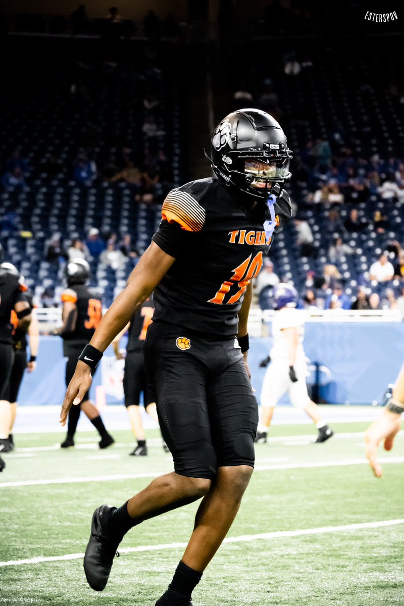 After an excellent conversation with <a href="/TheHC_CoachLew/">🔴 Sean Lewis ⚫️</a> I’m grateful to have received an offer from The University Of Colorado!! @QB_CoachKShort <a href="/QuarterbackUniv/">Donovan Dooley</a> @Drog_23 <a href="/BellevilleFB/">Belleville Football</a>