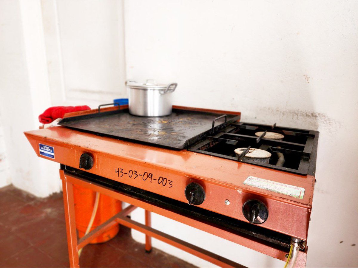 Como alcalde me mantendo pendiente y al servicio de San Vicente. Hoy realizamos visita de seguimiento a las familias albergadas en el antiguo cmpv entregando kits de aseo personal a cada una de ellas👪