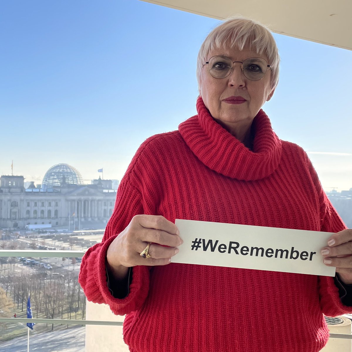 #weremember: Am 27.1. ist der Tag des Gedenkens an die Opfer des Nationalsozialismus. Claudia #Roth: „Zeigen wir gemeinsam Gesicht gegen #Rassismus, #Antisemitismus, #Antiziganismus, Hass und Ausgrenzung und geben den Opfern des Nationalsozialismus ihre Würde zurück.“