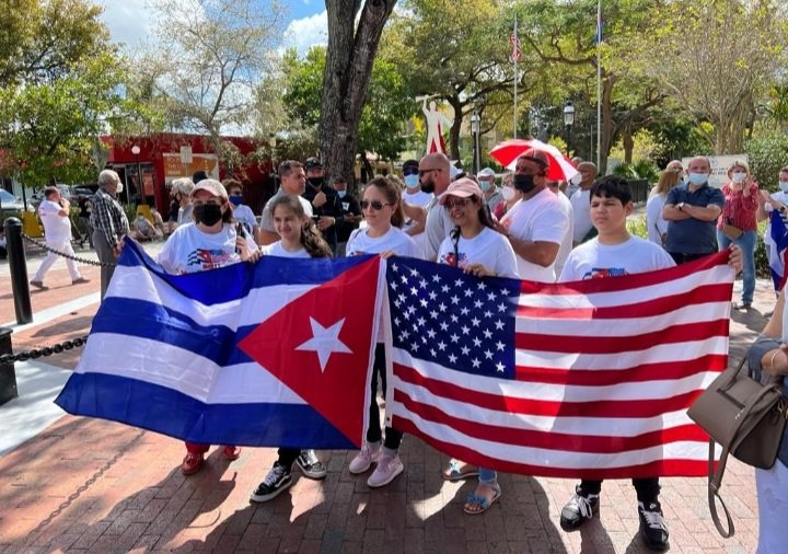 <a href="/USEmbCuba/">Embajada de los Estados Unidos en Cuba</a> ya estamos a finales de enero y seguimos esperando la familia #CFRP somos hijos de ciudadanos americanos tenemos también el derecho de estar juntos a nuestros seres queridos, queremos citas, queremos permisos de viaje <a href="/USCIS/">USCIS</a>, ha sido mucho la espera