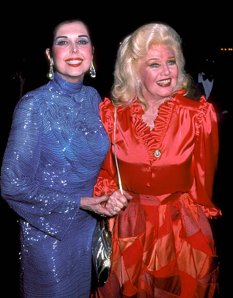 1982 Two great hoofers, Ann Miller & Ginger Rogers, in search of a dance partner at the 36th Annual Tony Awards After Party. @gingerrogers11 #AnnMiller @ClassicHC @ClassicHWLingLy @Vinthollywood @ClassicFilm101 @CAOH110291 @ClassicHollyHub @ClassicMovieHub @classicblondess