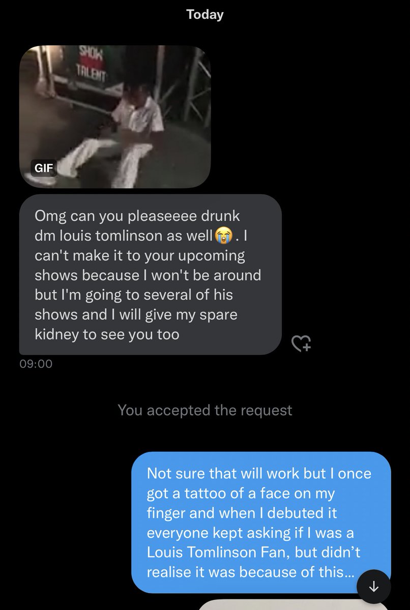 rachelchinourir's tweet photo. Had a request to drunk message @Louis_Tomlinson which I won’t do but it reminds me… here’s another story…

I accidentally tattooed Louis Tomlinsons logo on my middle finger and found out after sharing it on tiktok

Ps: I was sober

Me and Louis minds 🤝 https://t.co/bE3uRljVhg