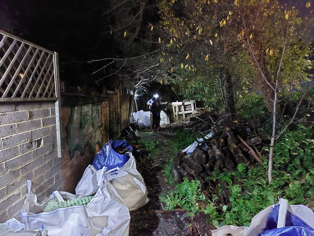Yes! Great work to everyone involved. Glad that we were able to play a part in this exciting new stage of development of the <a href="/WestburyBNR/">Friends of Westbury Banks Nature Reserve (⧖)</a>! 💪🏽🌳

goodgym.org/reports/shoves…