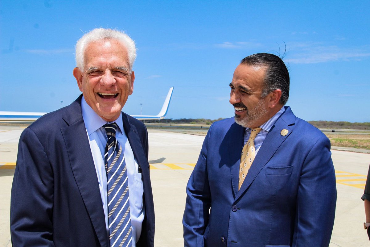 dariovherrera's tweet photo. ¡Bienvenidos! ✈️

Recibimos en #Manta al Chairman de @CopaAirlines, Stanley Motta y CEO @PedroHeilbron.

Junto con el presidente @LassoGuillermo hoy anunciaremos una gran noticia que beneficiará a todos los manabitas. 🛫🇪🇨

#Copa2Manta
#ConectividadAéreaEC https://t.co/cvCtCOAXDf