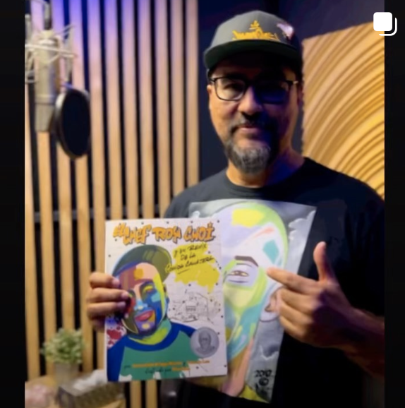 ReadersToEaters's tweet photo. So excitd4 new #SpanishAudiobook for #ChefRoyChoiAndTheStreetFoodRemix—El chef Roy Choi y su remix de la comida callejera— from @MediaLiveOak, narratd by illustrator @ManOneArt, who also read English ed, @AudioFileMag #Earphones Award winner https://t.co/wC5gEvhn7q #Audiobook https://t.co/3GPe29q3zv
