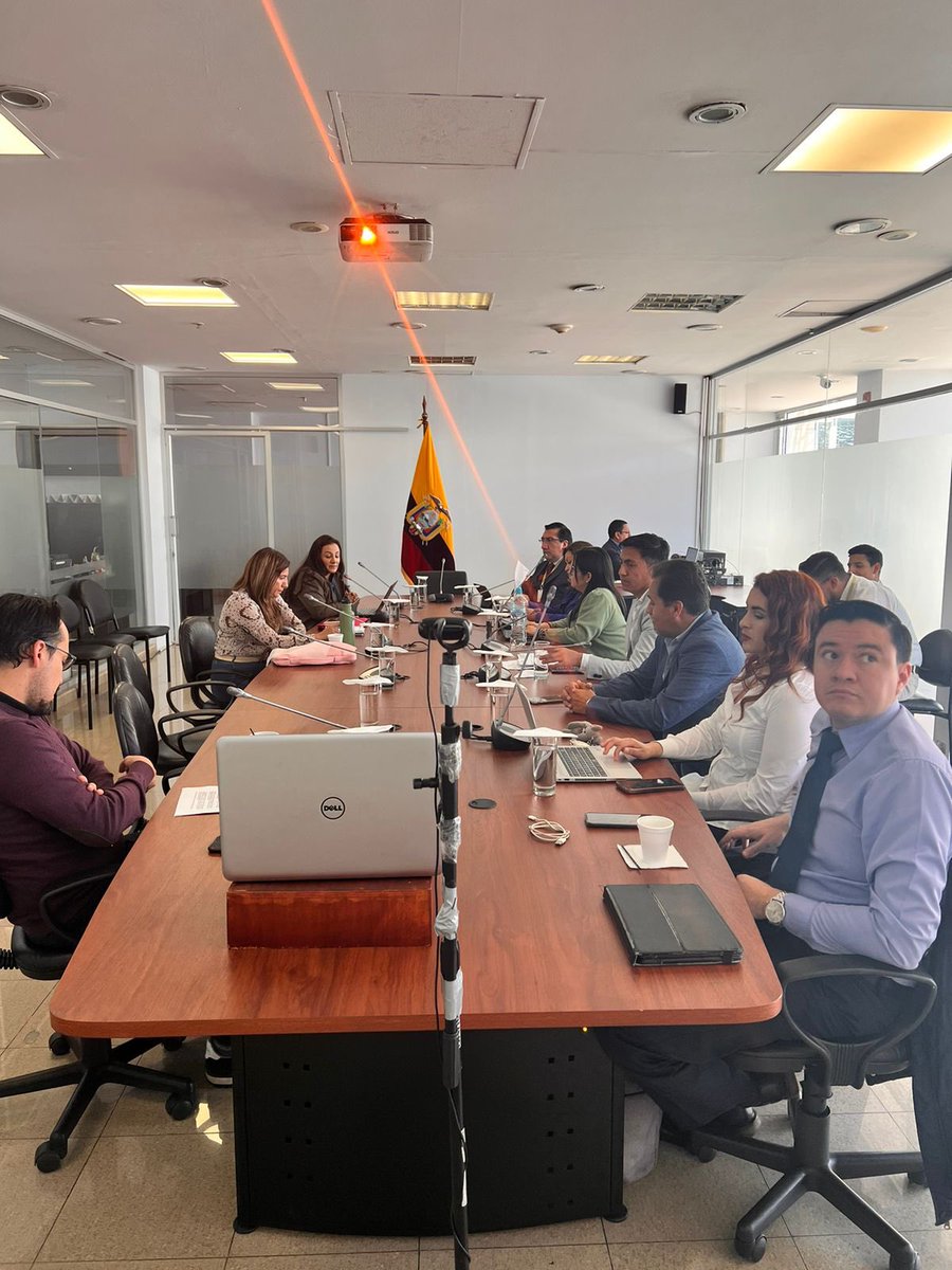 SeguridadAN's tweet photo. #SeguimosTrabajando Hoy las asesoras y asesores de los asambleístas de @SeguridadAN continúan en la revisión de los textos del Proyecto #LeySeguridadPrivada mediante la Mesa Técnica. Participan @MinTrabajoEc @IESSec @FENASPE1 @MinInteriorEc https://t.co/vOrkrdxPkY