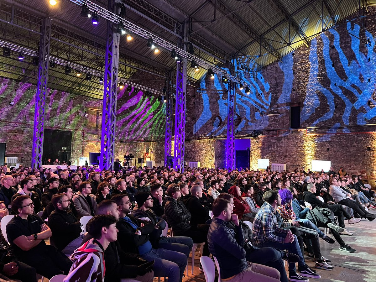 driesvints's tweet photo. Full house for @taylorotwell’s closing talk #laraconeu https://t.co/pjxZhrzEVz
