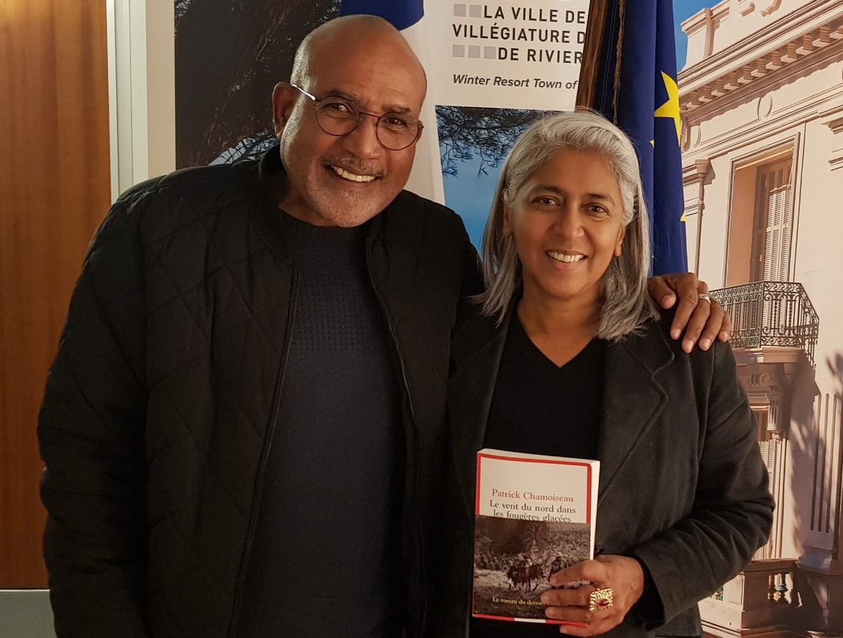 Ma belle rencontre du jour <a href="/PCHAMOISEAU/">Patrick CHAMOISEAU</a> m'offre son livre <a href="/EditionsduSeuil/">Éditions du Seuil</a> #LeVentDuNordDansLesFougèresGlacées &amp; me berce de la beauté de la candidature des "Volcans &amp; Forêts de la Montagne Pelée &amp; des Pitons du Nord de la Martinique" au <a href="/unescowhc/">World Heritage Sites</a> 
<a href="/PNRMartinique/">PNR Martinique</a> <a href="/SergeLetchimy/">Serge LETCHIMY</a>