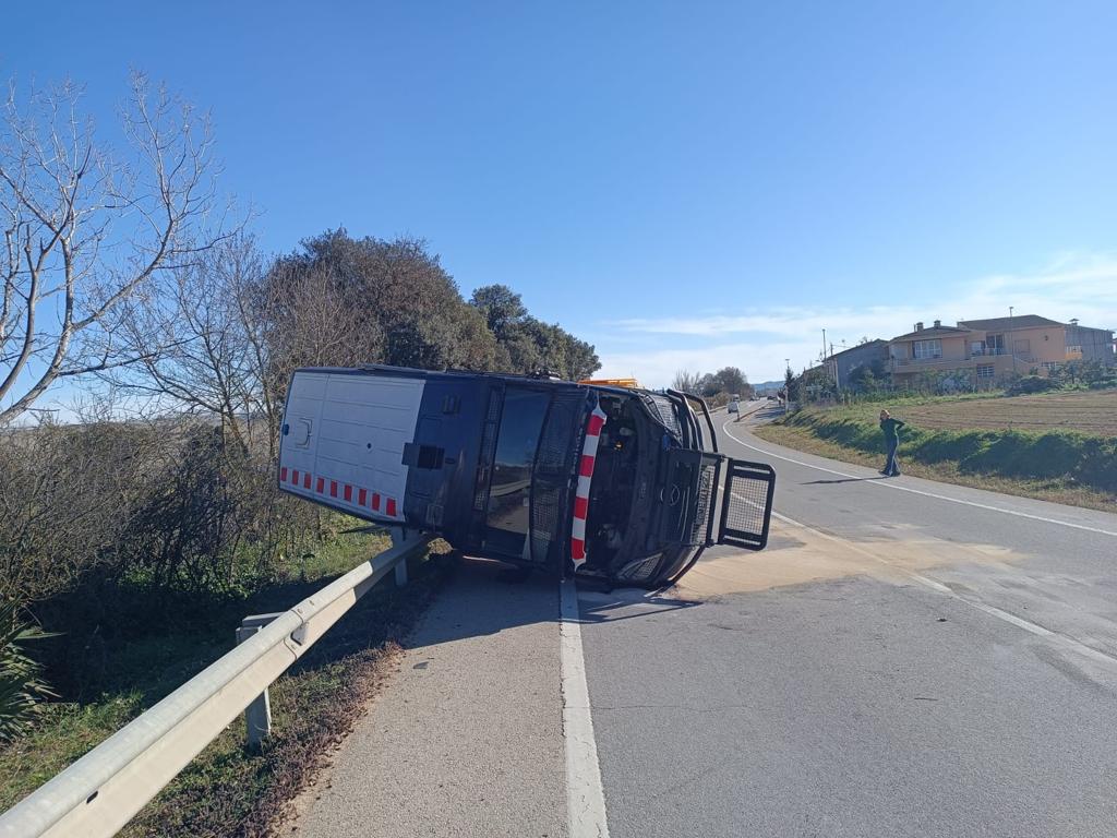 Detenen un conductor per envestir expressament un furgó de la BRIMO i fugir a Riudarenes bit.ly/3WKhalw