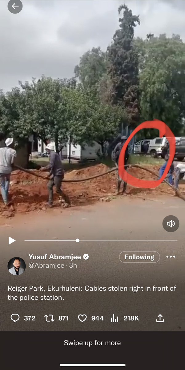 @Abramjee In front of a police station and in front of the police member disembarking from that police vehicle, in front of members of the community who are effected by the very thing these guys are stealing. Nothing prevented anyone from making a citizen’s arrest #CableTheft