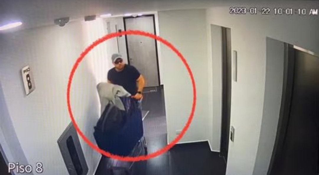 ElPasillOficial's tweet photo. #Actualidad El medio de comunicación Semana dió a conocer un vídeo en el que se observa a John Poulos, presunto asesino de la DJ Valentina Trespalacios, con un maleta similar a dónde se encontró el cuerpo de la artista el pasado domingo. https://t.co/E0Ii4iQXIH