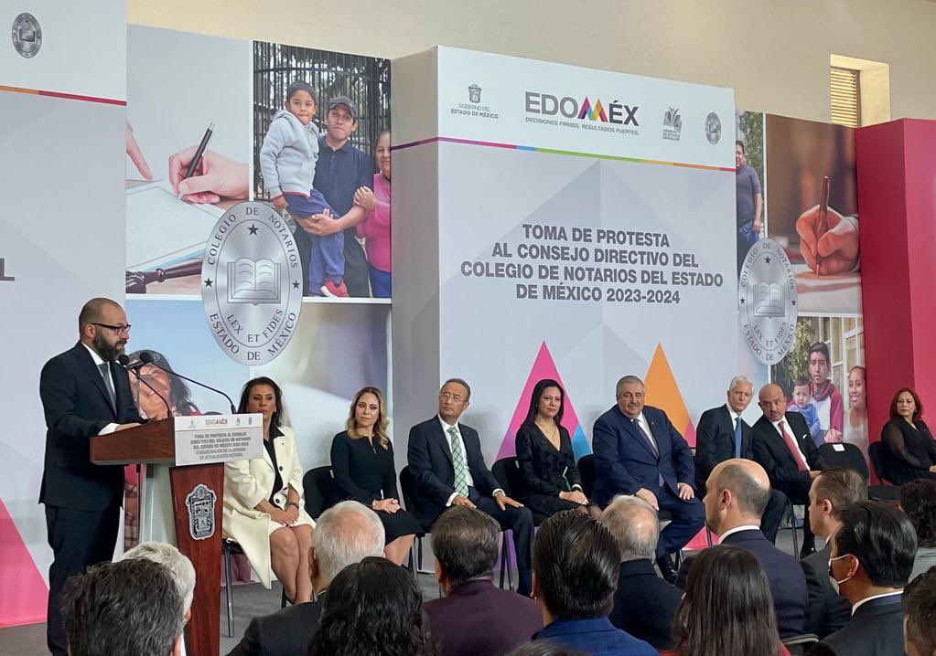 El Gobernador <a href="/alfredodelmazo/">Alfredo Del Mazo</a> tomó protesta al nuevo Consejo Directivo del <a href="/cnotariosedomex/">Colegio de Notarios</a>, encabezado por <a href="/juancassal/">Juan Castañeda Salinas</a>. Desde el Gobierno del #Edoméx seguiremos trabajando en coordinación con el notariado para acercar la justicia a todas las familias mexiquenses.