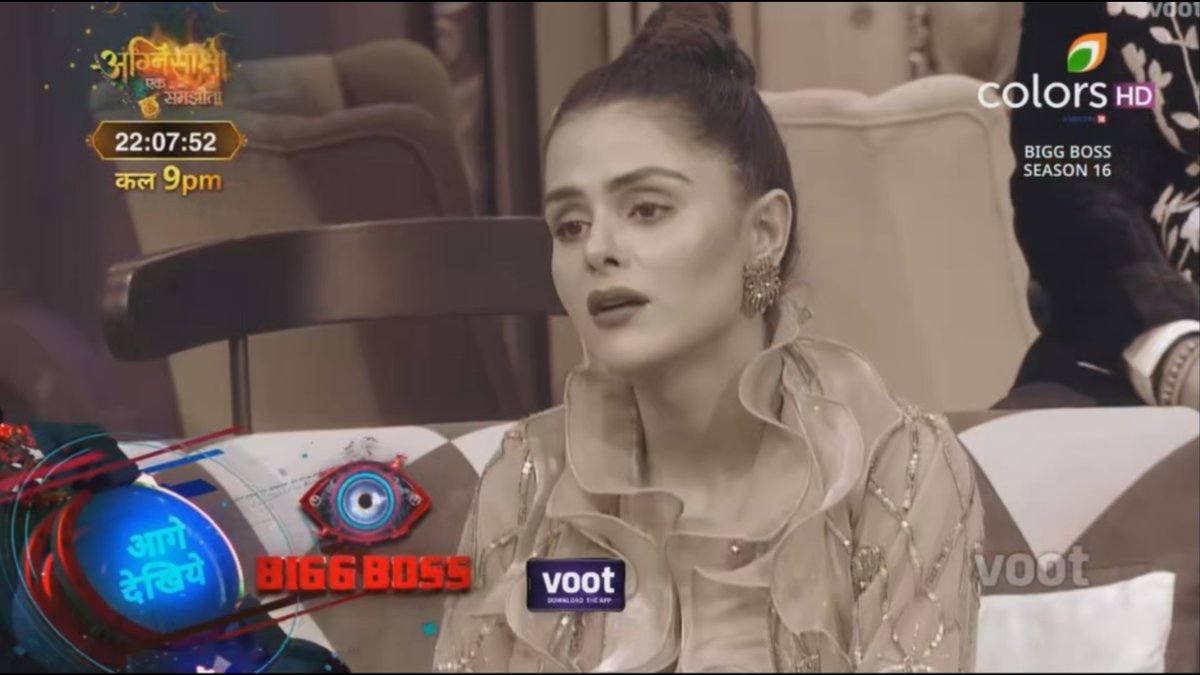 BollySpy's tweet photo. #BiggBoss16 Promo | #PriyankaChaharChoudhary Aapka Ek Bubble Tha Jo Sachai Ke Liye Khadi Rehti Hai, Is Hafte That Bubble Has Burst Fully - #FarahKhan.. #BiggBoss #BB16 

Aap Hai Kiske Sath?
Retweet🔃 -- Priyanka
Like❤️ -- Farah https://t.co/LNNp0Lgoll