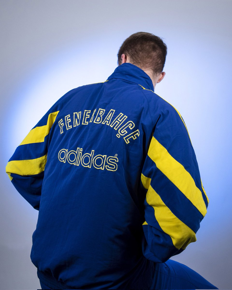 PanenkaSport's tweet photo. Adidas'ın 1995 yılında Fenerbahçe için ürettiği yağmurluk. 😍 https://t.co/C5VwKHIhvi