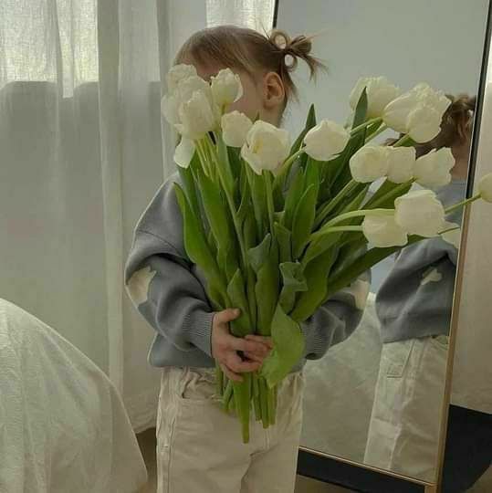 "العلاقة السليمة أساسها شعورك بالأمان، مهما كانت الظروف تكون مطمئن ومستعد أن تجري نحو مخاوفك وكلك يقين بأن اليد التي تمسك بك للأبد حانية وآمنة"