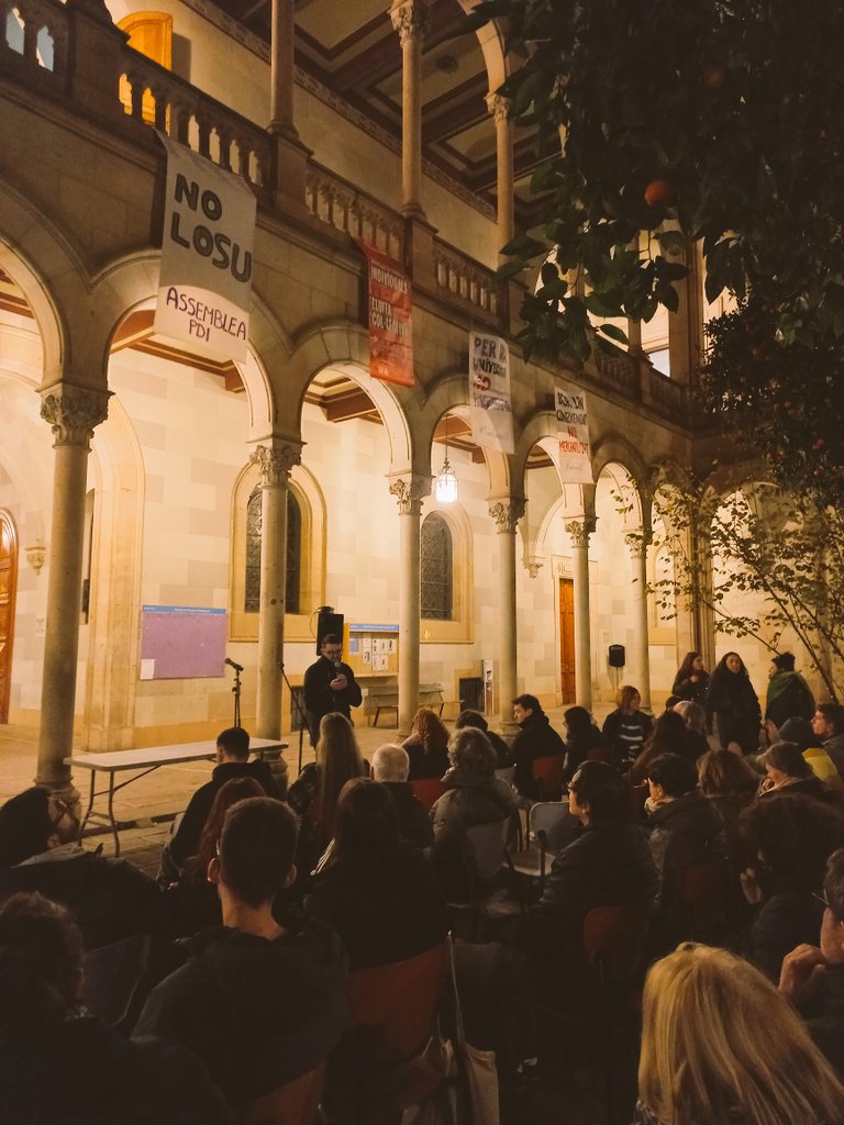 TransformemUB's tweet photo. Assemblea contra la Precarietat de les Universitats públiques catalanes amb presència del PDI, el PAS i l'estudiantat.
#NoLOSU
#VagaUnis https://t.co/4k5upCKfGx